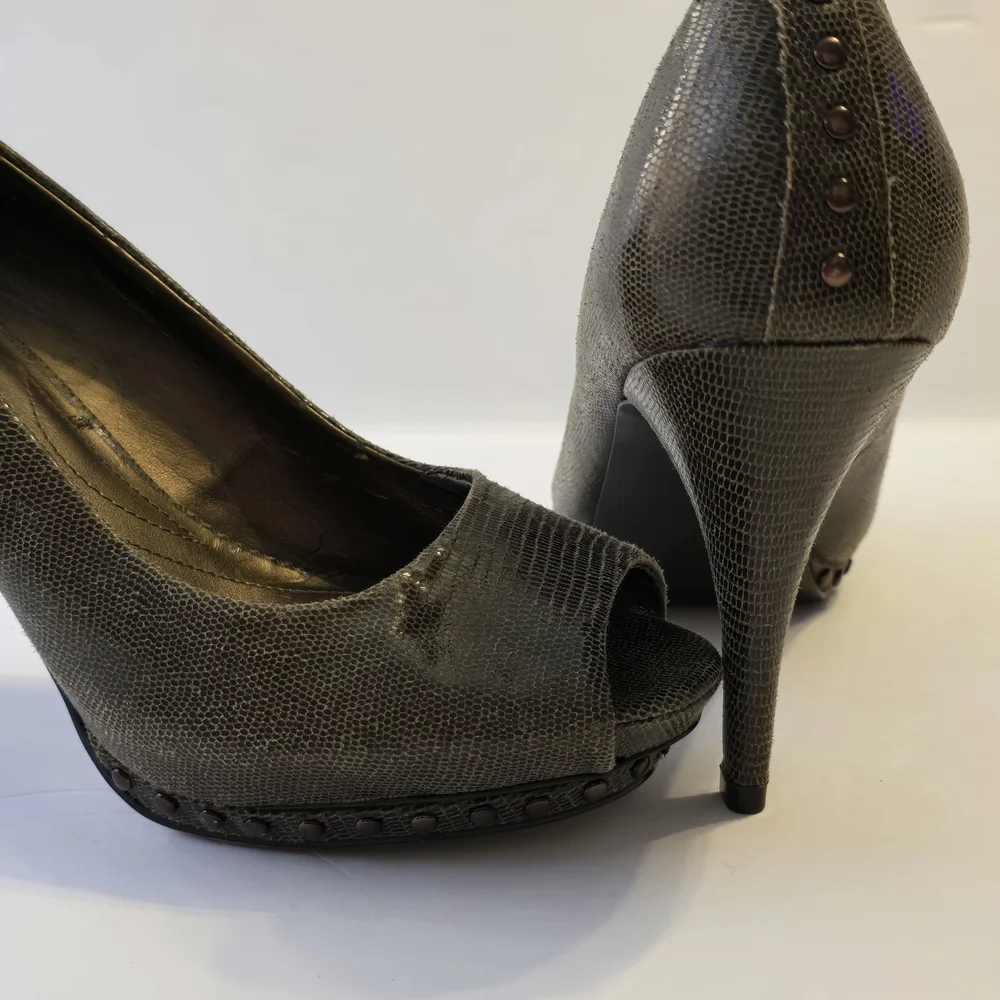 Tahari Olive Colored Heels with Studs Size 8 Baddie Sexy - Picture 7 of 8
